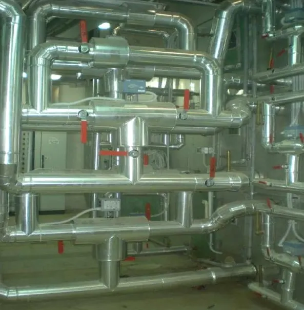 Centrale termofrigorifera con tubazioni coibentate e rivestite in alluminio