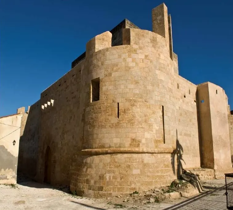Castello medievale in pietra restaurato e consolidato, vista esterna del torrione