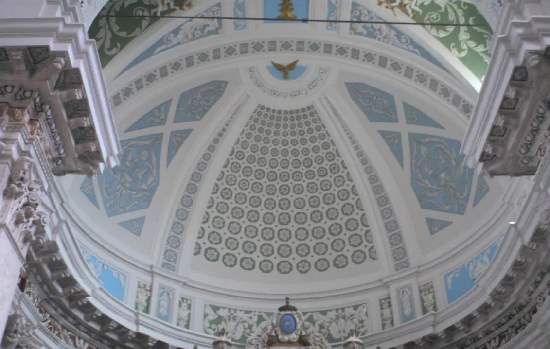 Interno di una cupola barocca con stucchi e affreschi restaurati